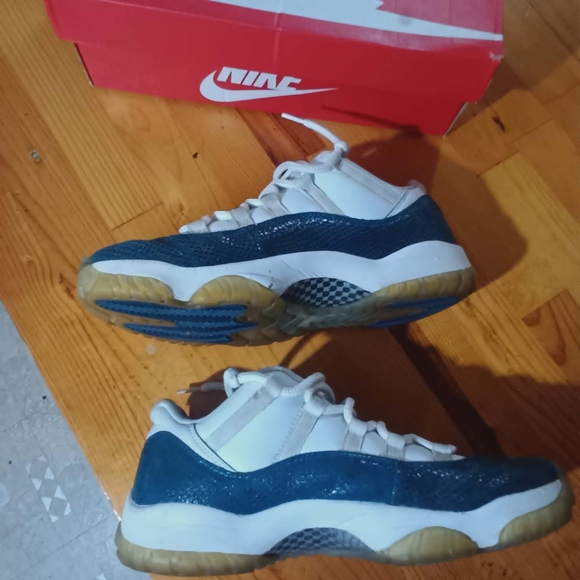 Jordan Men's Navy and White Sneakers - Picture 2 of 4